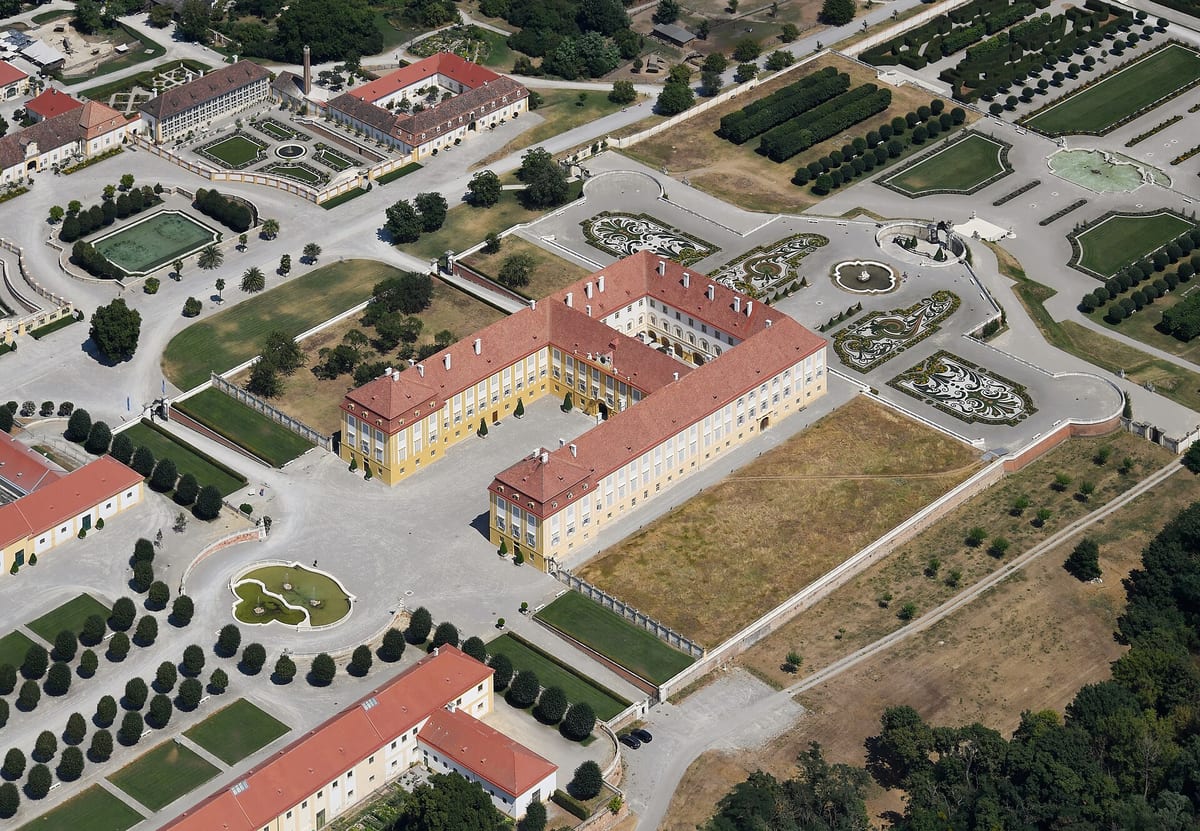 Letecký pohľad na zámok Schloss Hof, terasy barokovej záhrady a hospodárske budovy