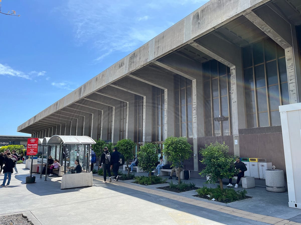 Zastávka autobusov SAIS do Palerma, Enny a Messiny pred terminálom letiska Catania