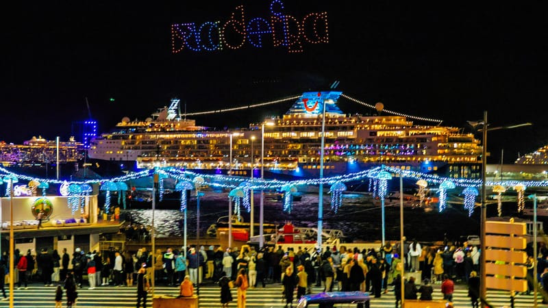 Dronová show nad prístavom vo Funchale na Silvestra 2025, výletné lode a ľudia na nábreží