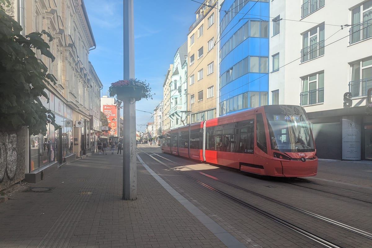 Červená električka DPB linky 9 smer Ružinov na ulici v centre Bratislavy