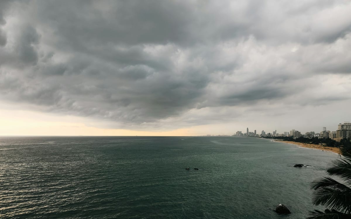 Tmavé búrkové mraky nad morom a pobrežím Mount Lavinia pri Colombe.