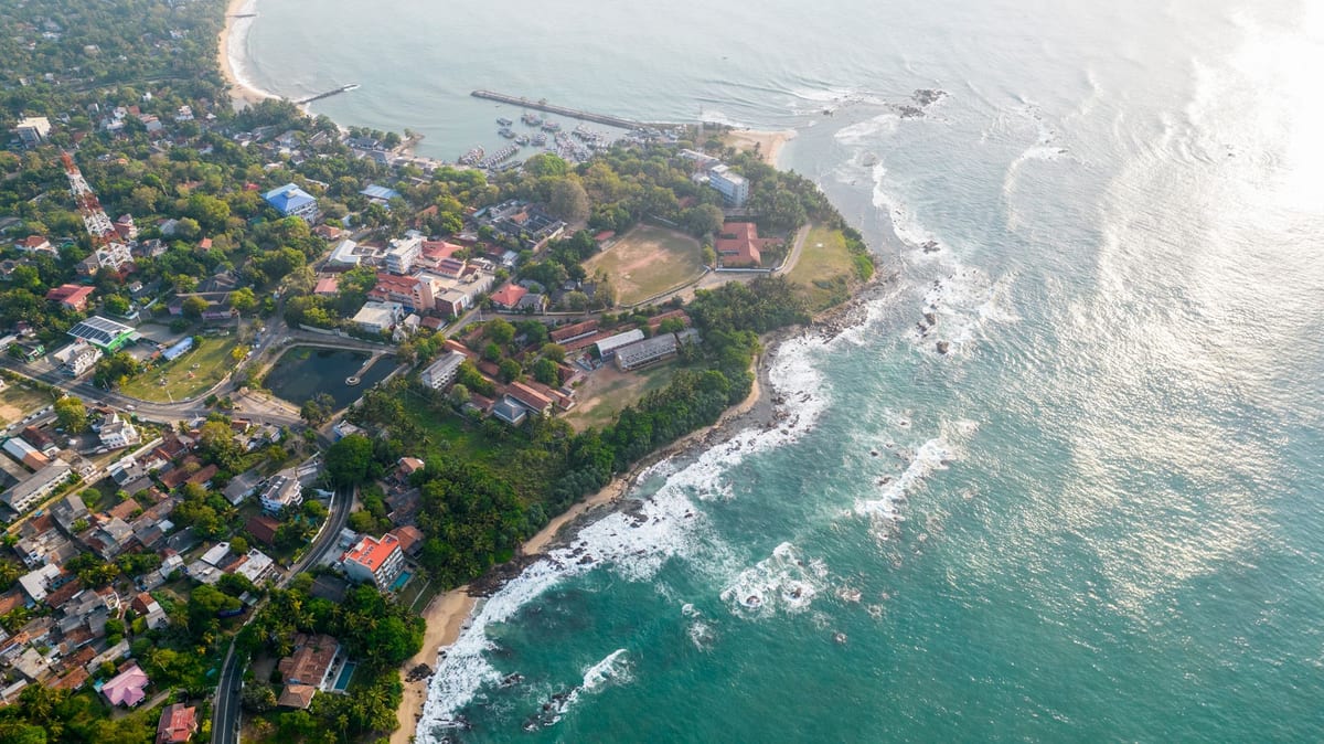 Skalnatý polostrov a pobrežie mesta Tangalle na juhu Srí Lanky z dronu.