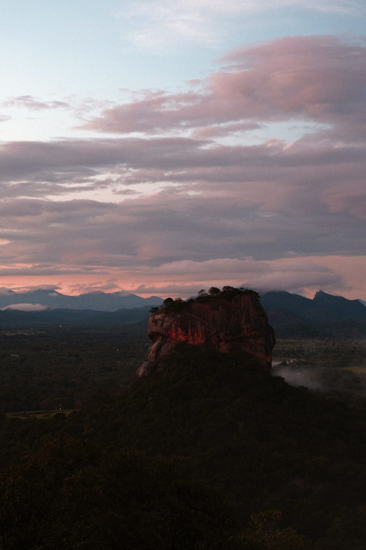 Skala Sigiriya nad džungľou pri východe slnka, odfotená z vrchu Pidurangala.