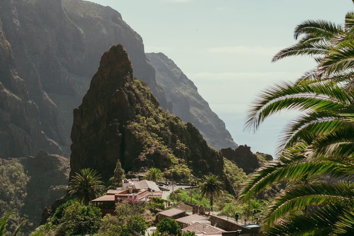 Dedinka Masca pod skalnými štítmi pohoria Teno na západe Tenerife