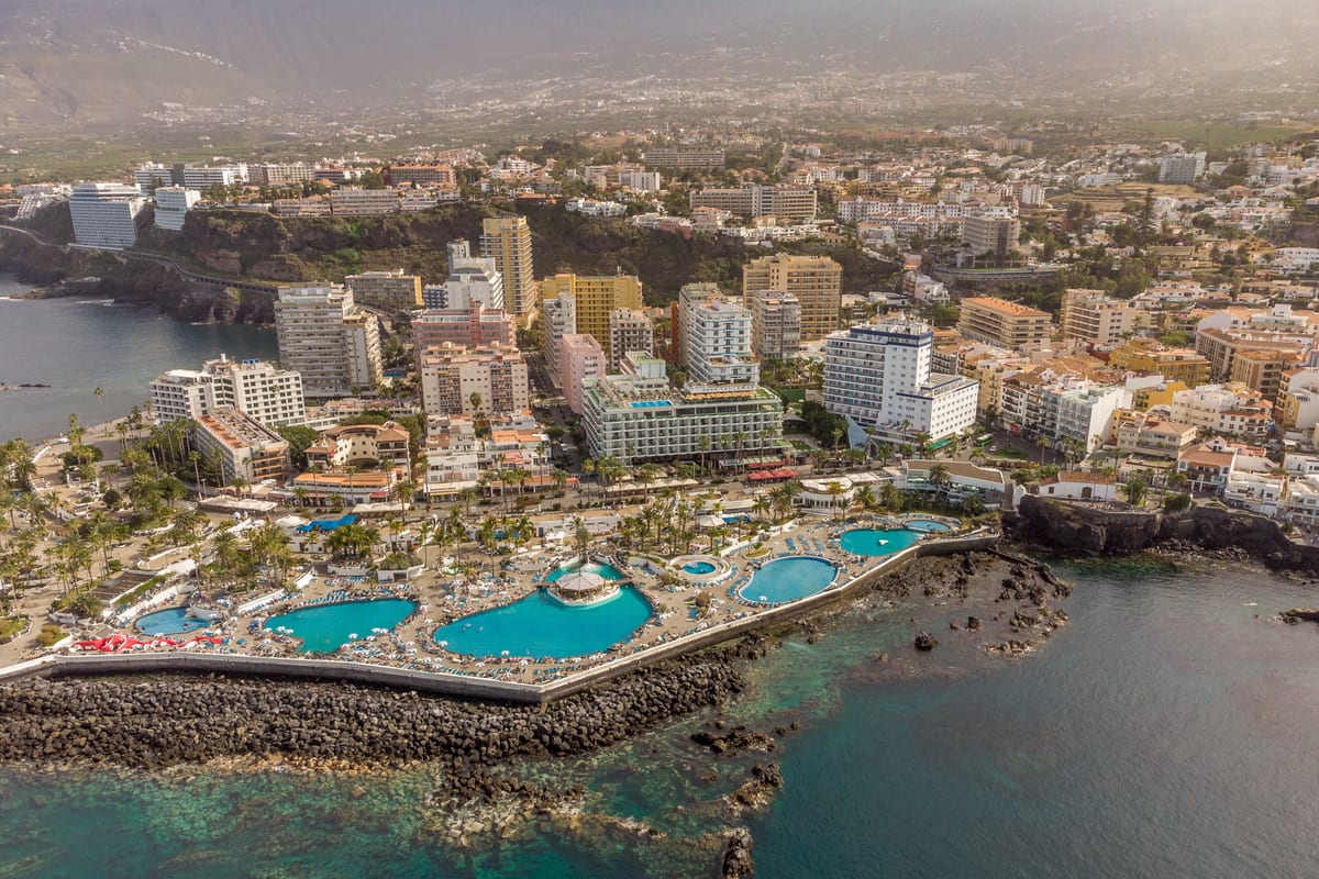 Bazény s morskou vodou Lago Martiánez pri pobreží v Puerto de la Cruz na severe Tenerife