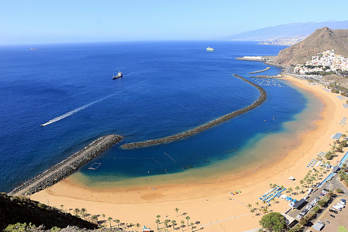 Zlatá pláž Las Teresitas s vlnolamom pri San Andrés neďaleko Santa Cruz de Tenerife