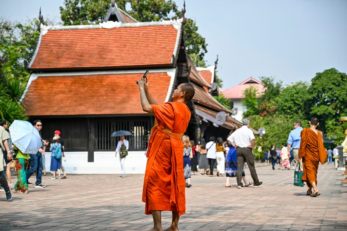 Mních v oranžovom rúchu pred chrámom Wat Chedi Luang v Chiang Mai