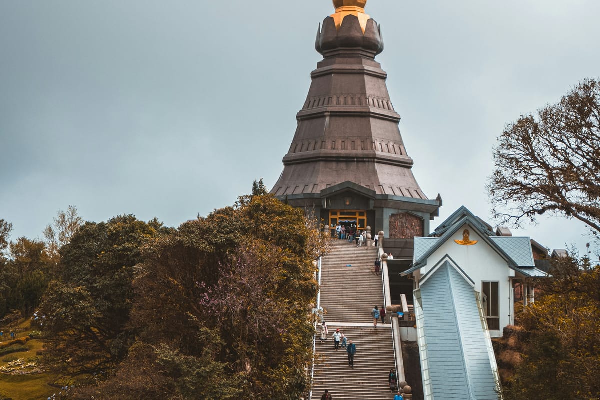 Pagoda so zlatou špicou na kopci v provincii Chiang Mai pod zamračenou oblohou