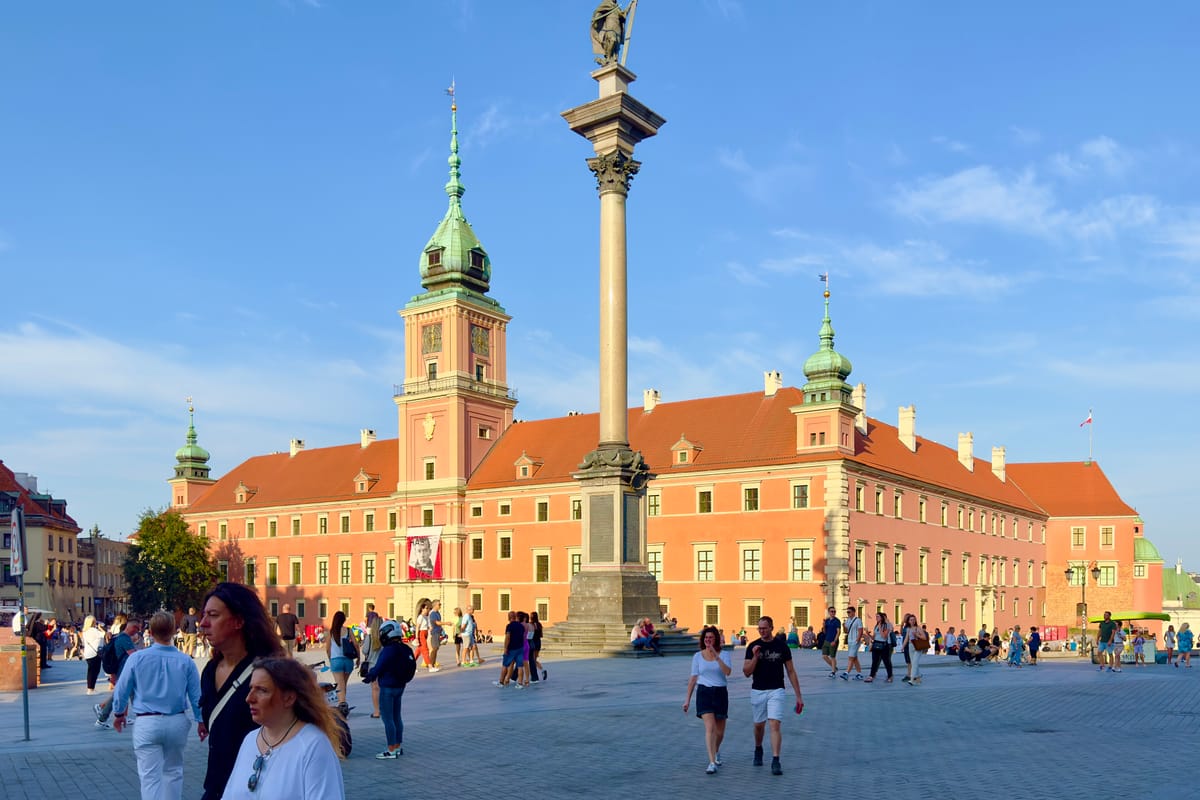 Kráľovský hrad vo Varšave so Žigmundovým stĺpom na Zámockom námestí