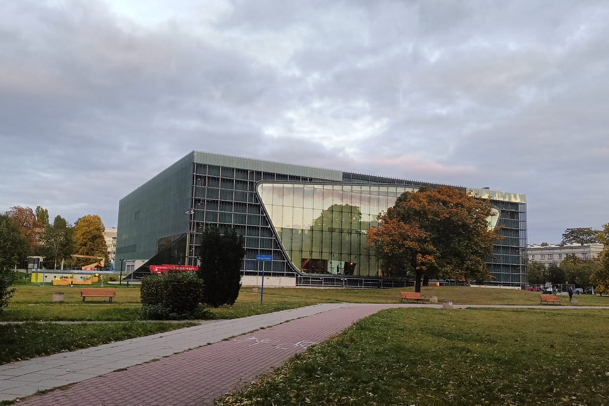 Presklená budova múzea POLIN v parku na Muranowe