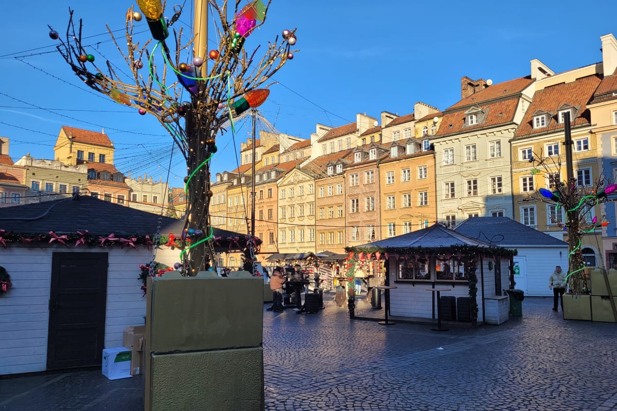 Vianočné stánky a ozdoby na Námestí Starého Mesta vo Varšave