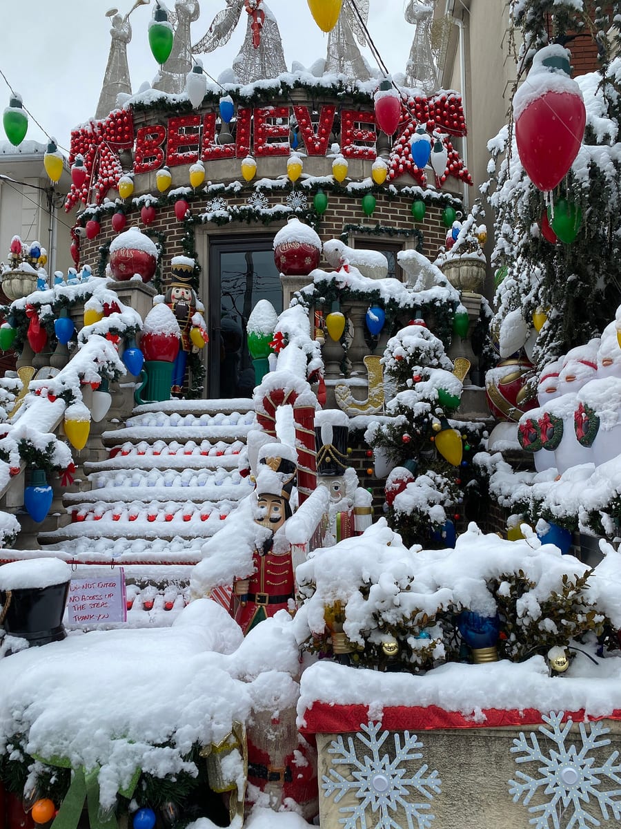 Zasnežené schody domu v Dyker Heights plné svetielok, figúrok a obrovských žiaroviek