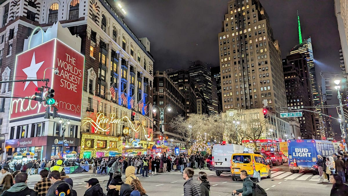 Obchodný dom Macy's na Herald Square s vianočnou výzdobou a taxíkmi po zotmení