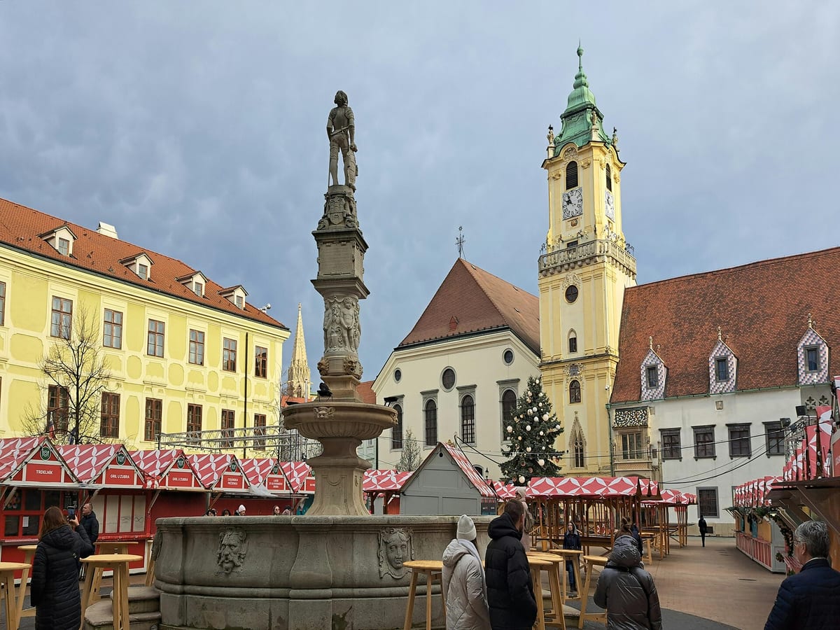 Rolandova fontána, Stará radnica a vianočné stánky na Hlavnom námestí cez deň