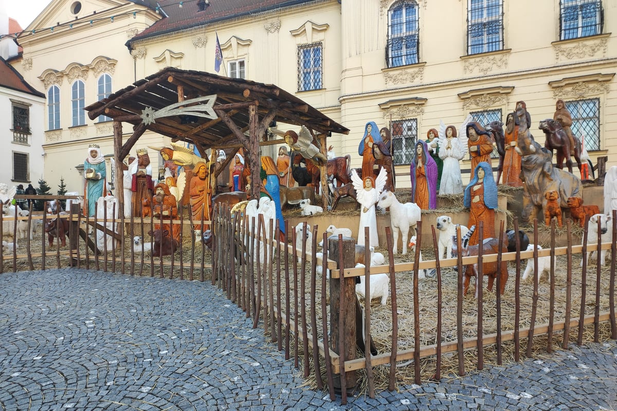 Drevený betlehem Jiřího Halouzku s figúrami v životnej veľkosti na Dominikánskom námestí v Brne