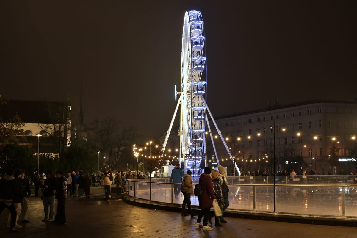 Klzisko a rozsvietené vyhliadkové koleso v parku na Moravskom námestí v Brne v decembri