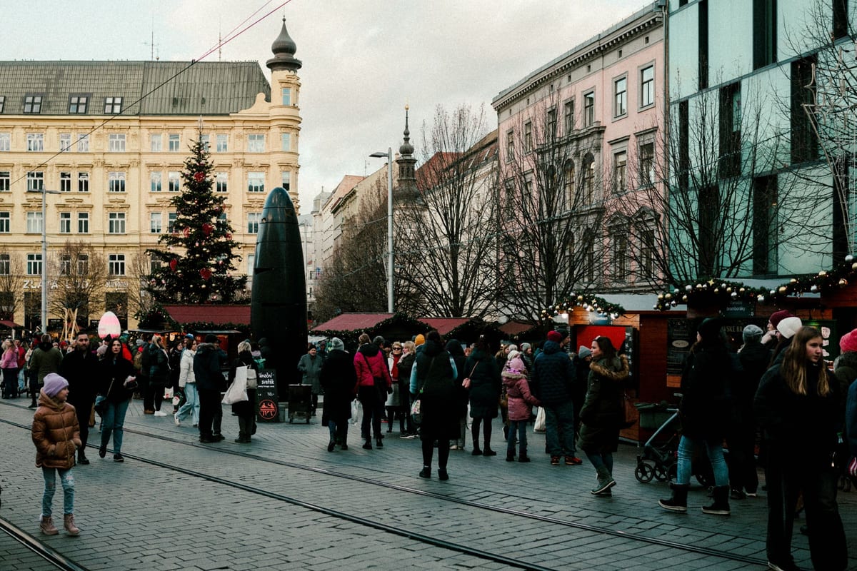 Stánky, vianočný strom a čierny orloj na náměstí Svobody v Brne cez deň