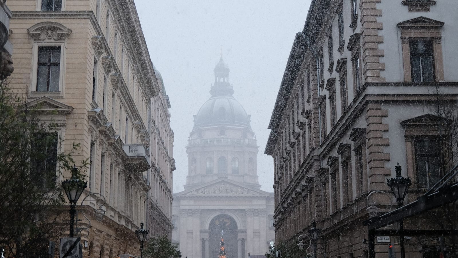 Vianočné trhy pred Bazilikou svätého Štefana v Budapešti so stánkami a ľuďmi na námestí