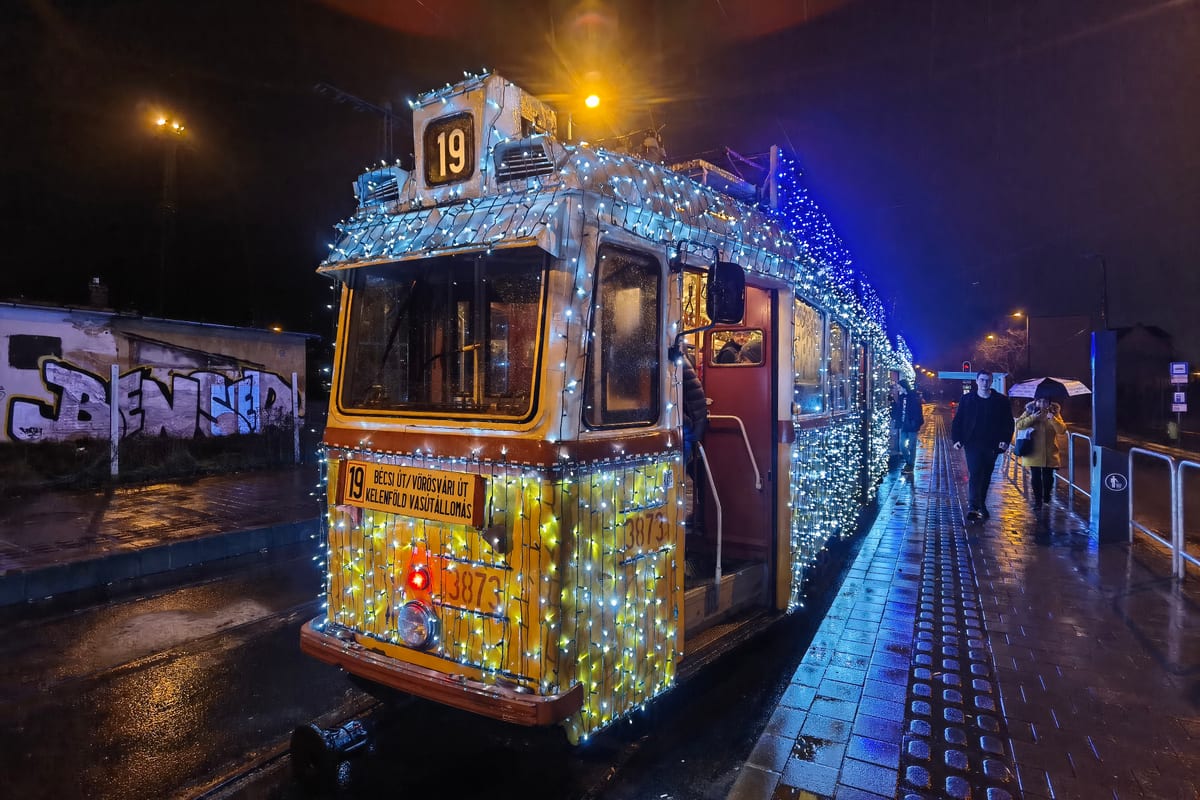 Električka ozdobená svetielkami na zastávke v Budapešti v noci