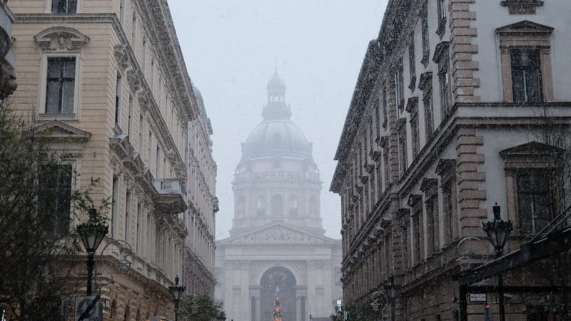 Vianočné trhy pred Bazilikou svätého Štefana v Budapešti so stánkami a ľuďmi na námestí