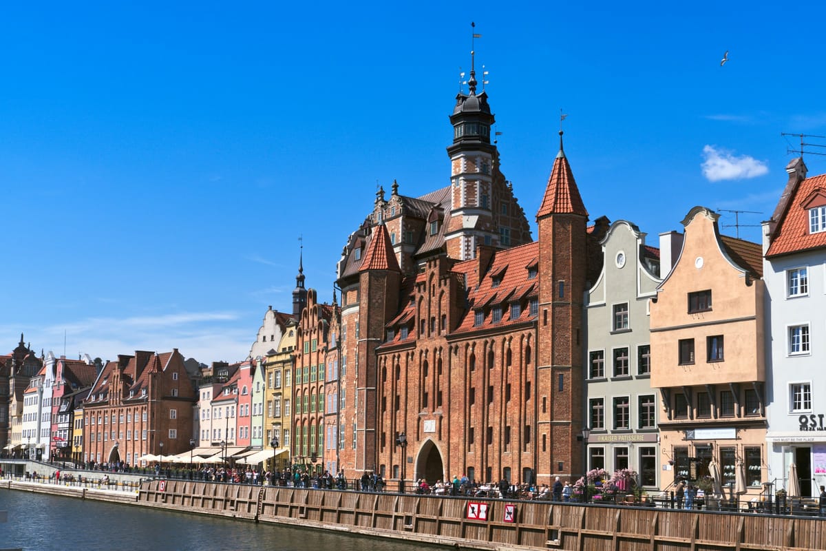 Tehlová brána a štíty domov na nábreží Motławy v Gdansku