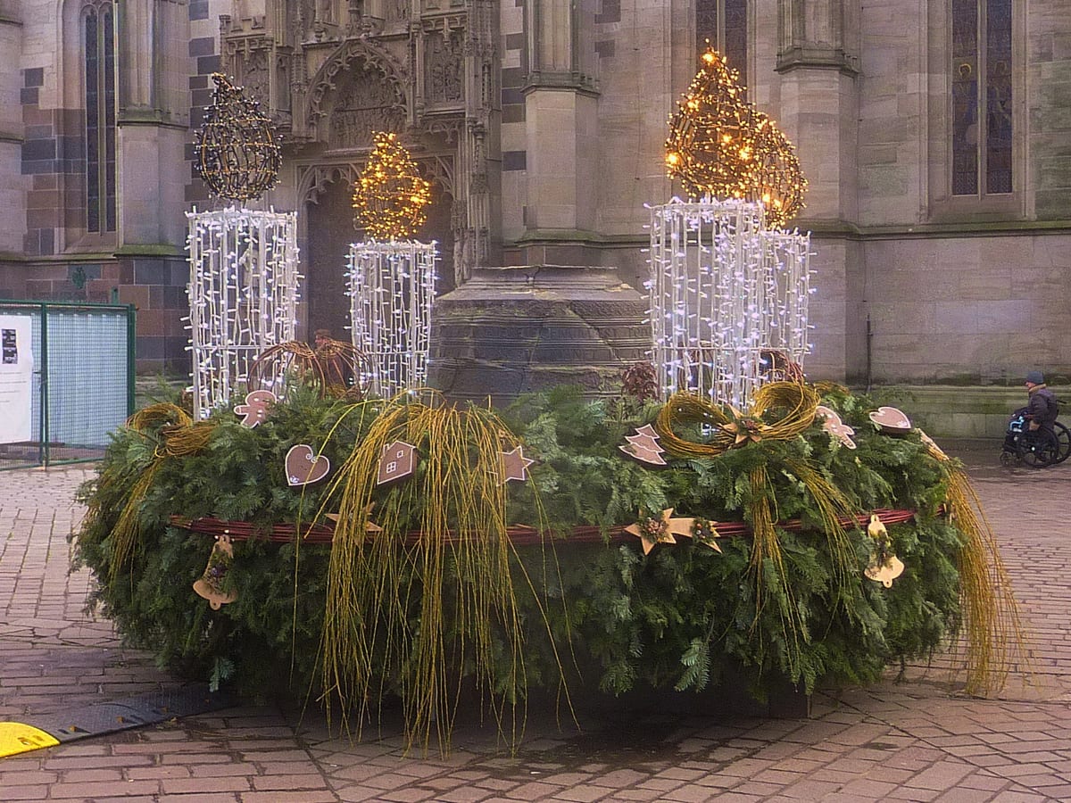 Veľký adventný veniec so svetelnými sviecami na Hlavnej ulici pred Dómom svätej Alžbety