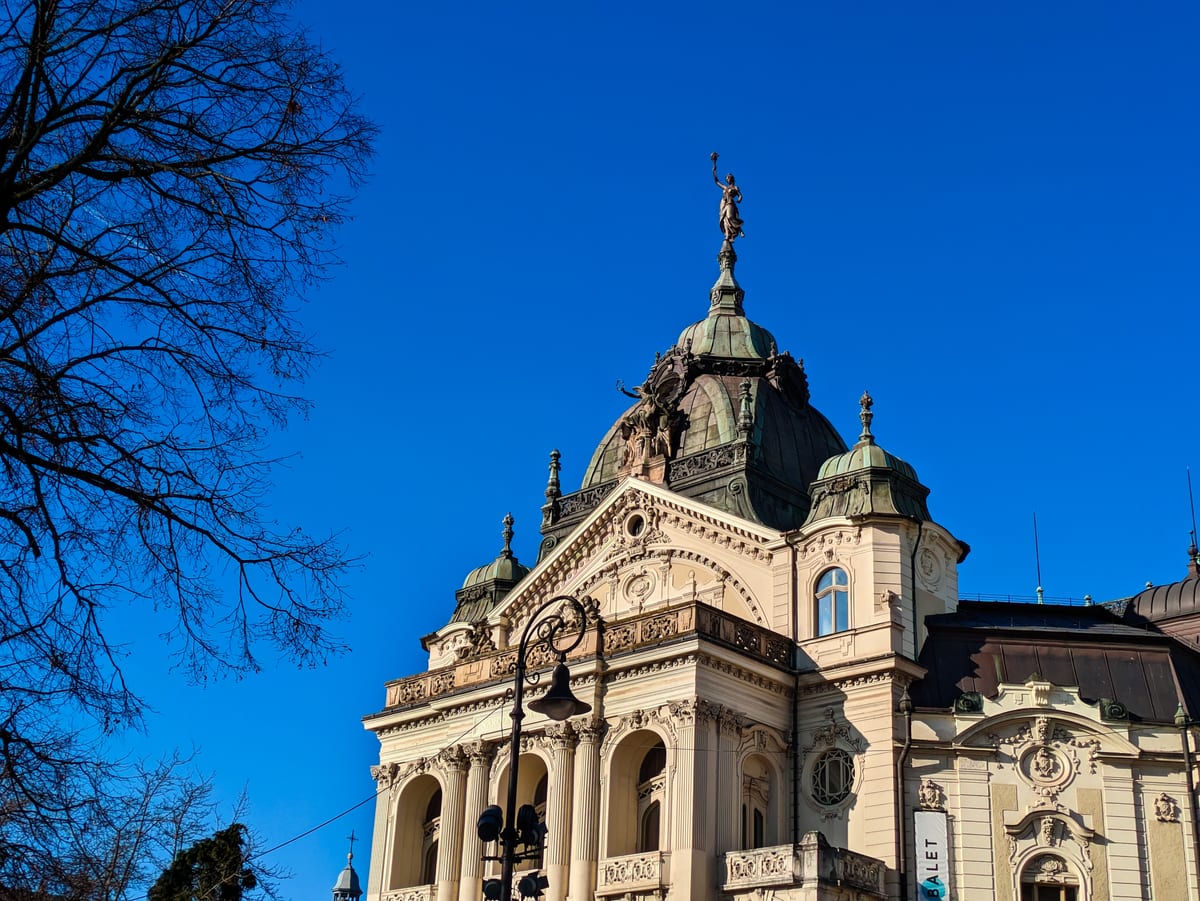 Neobarokové Štátne divadlo Košice s kupolou pod modrou zimnou oblohou