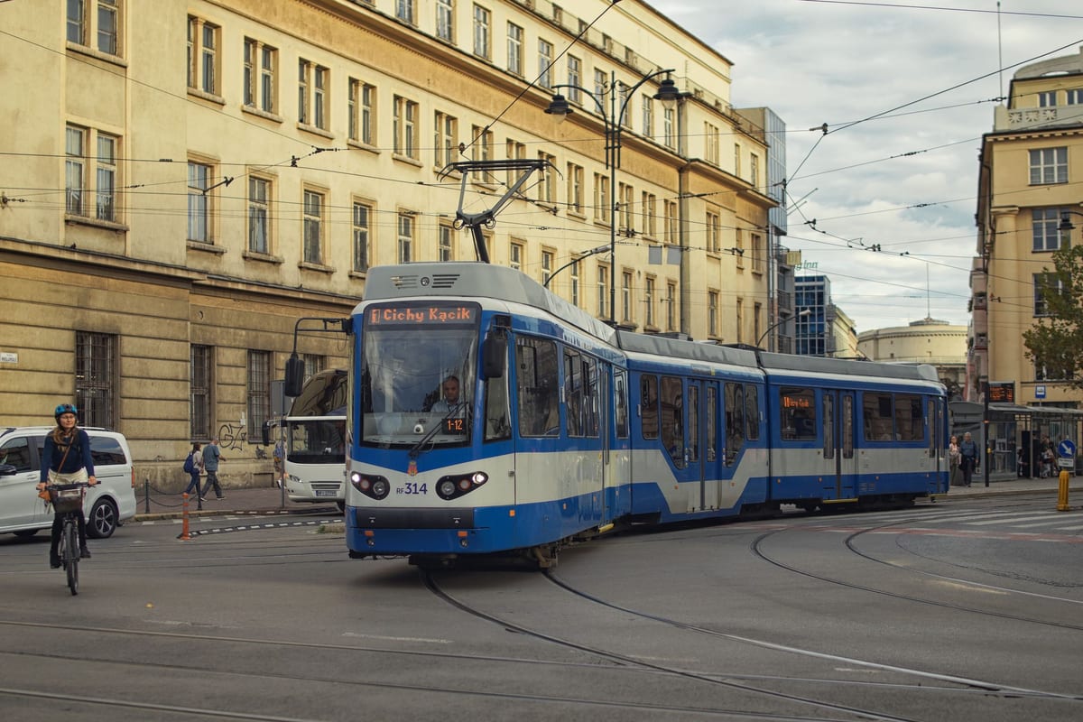 Modrobiela električka MPK na ulici v centre Krakova