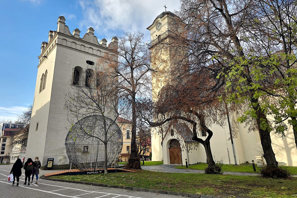 Renesančná zvonica s atikou a veža Kostola sv. Egídia v strede Námestia sv. Egídia v Poprade.
