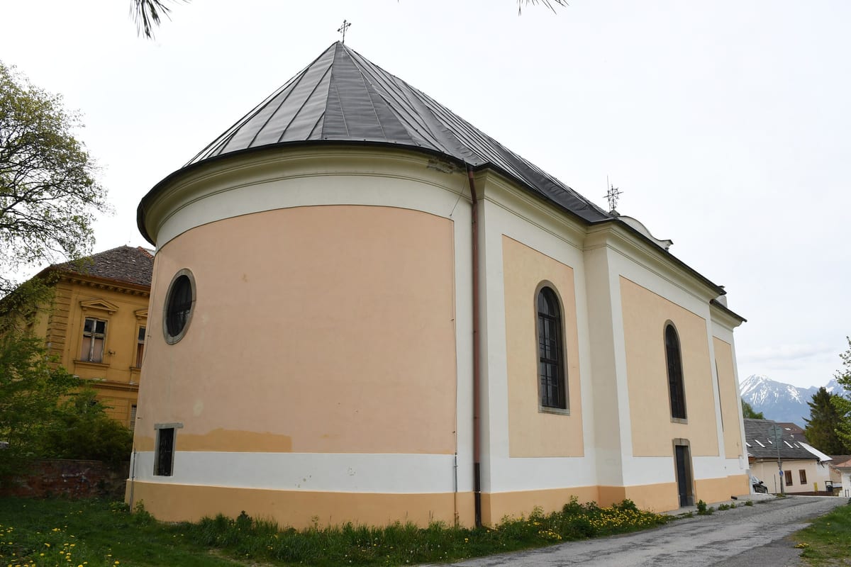 Evanjelický kostol so žltou fasádou v Spišskej Sobote, historickej mestskej časti Popradu.