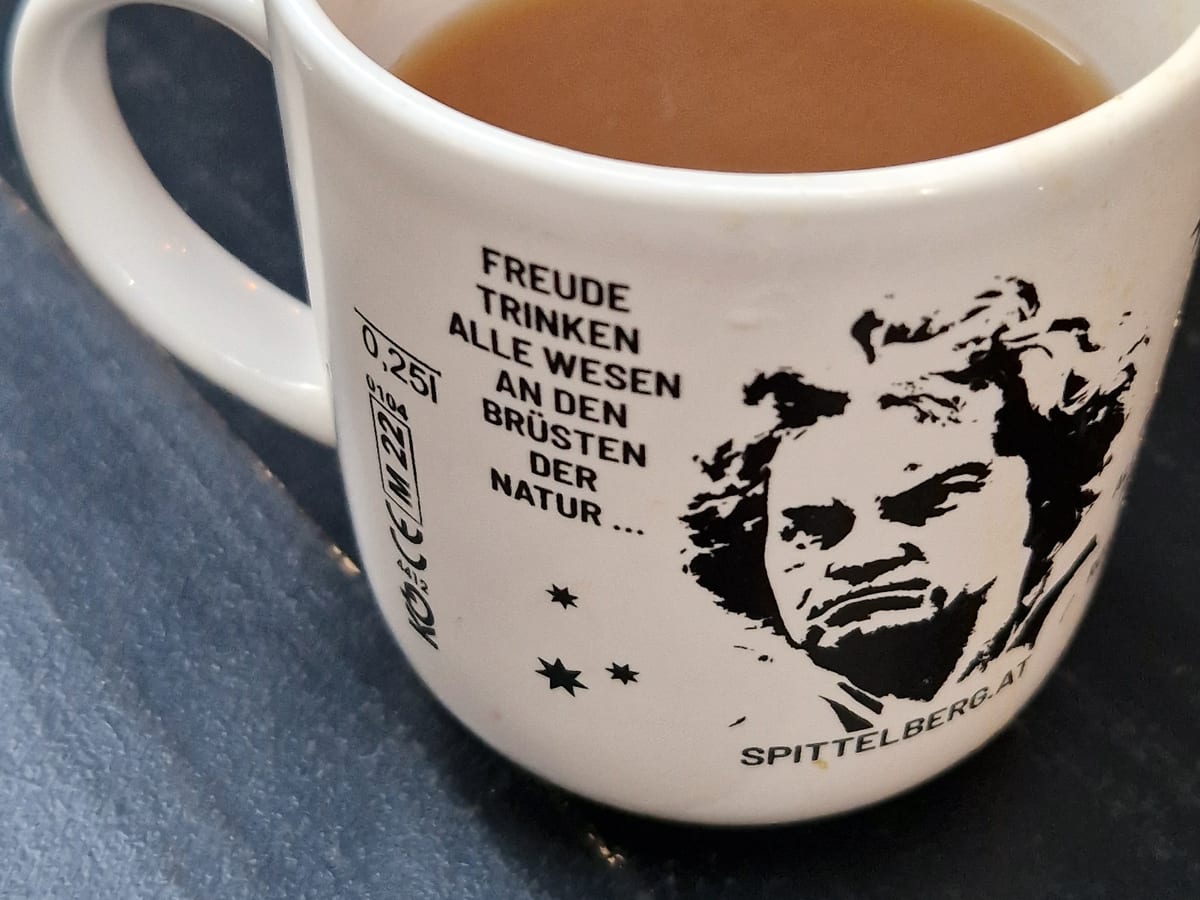 Keramický hrnček s punčom a portrétom Beethovena z trhu Spittelberg