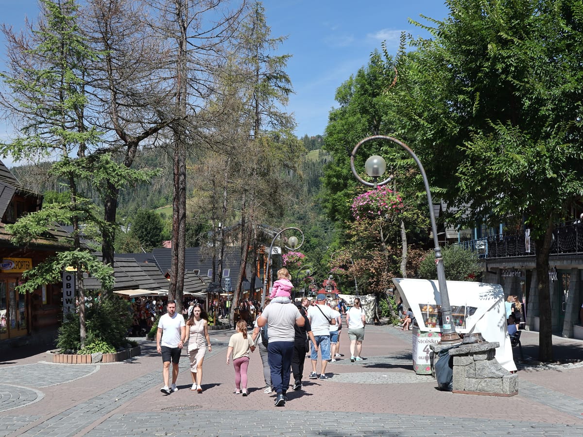 Chodci na pešej ulici Krupówki v centre Zakopaného