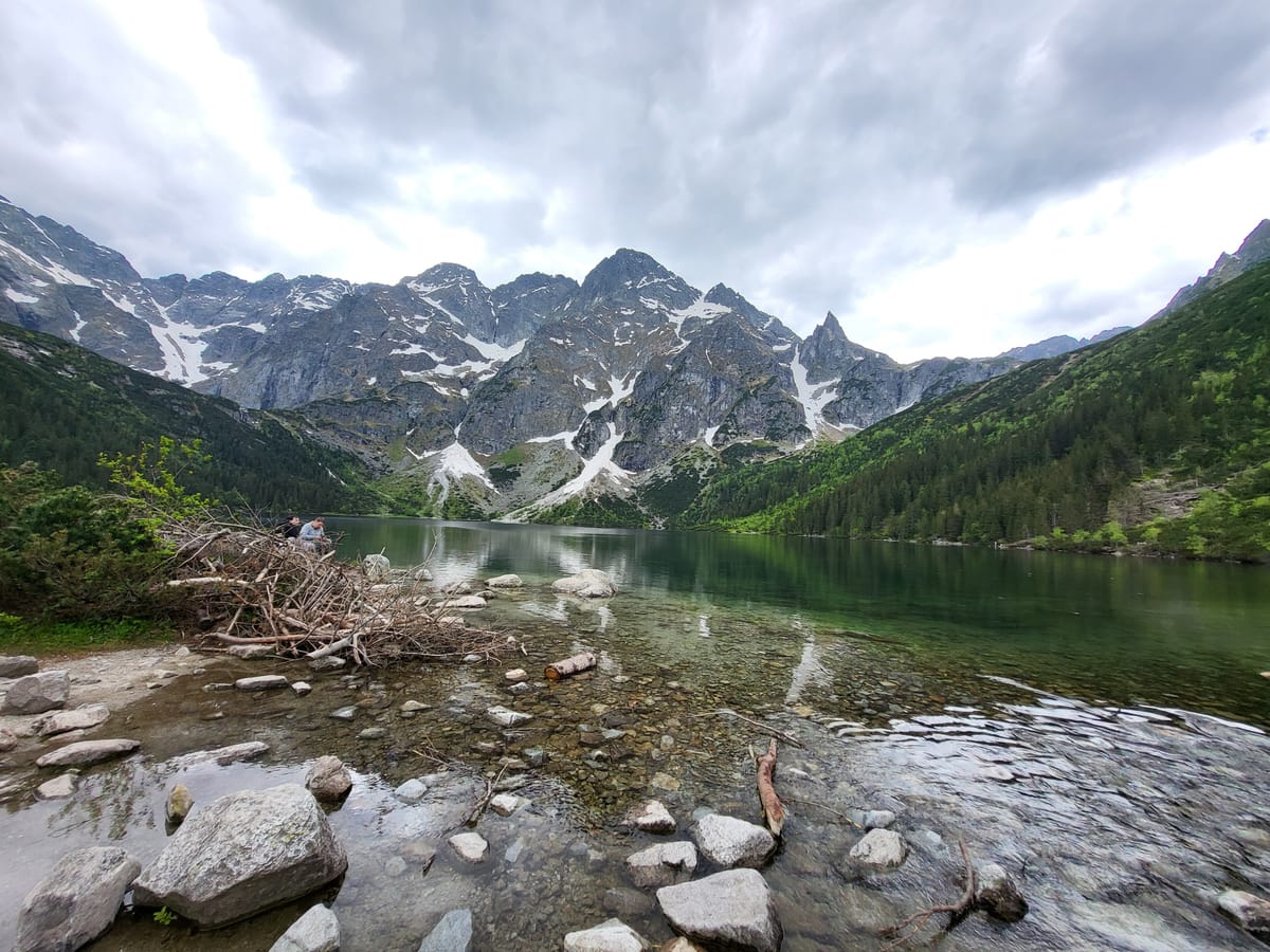 Morskie Oko a štíty Tatier so zvyškami snehu