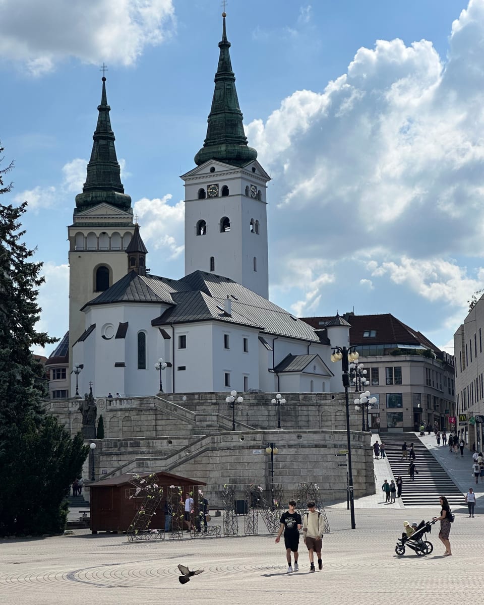 Katedrála Najsvätejšej Trojice a Burianova veža nad schodiskom z Námestia Andreja Hlinku.