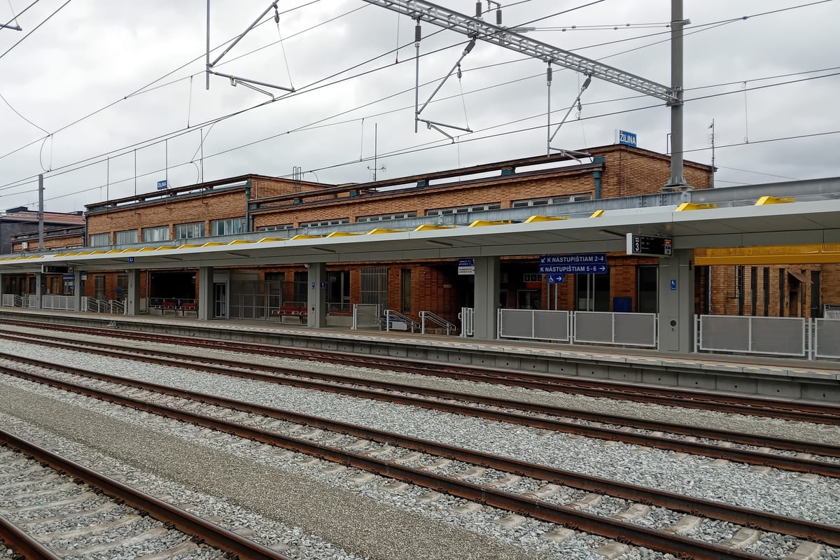 Nástupištia a tehlová staničná budova železničnej stanice Žilina po rekonštrukcii.