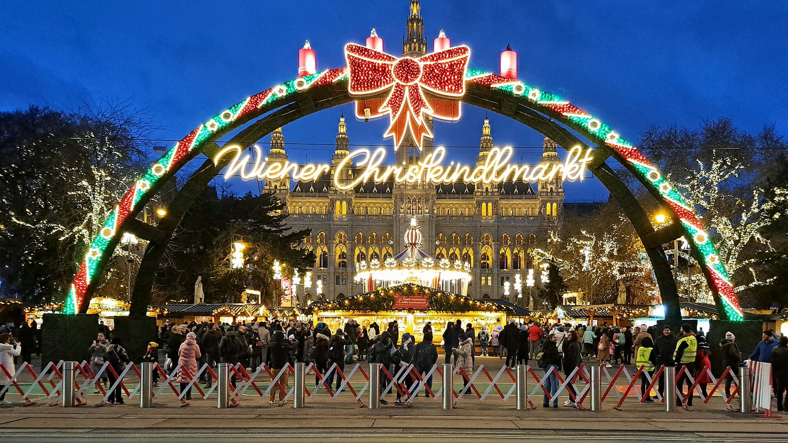 Svetelná brána Wiener Christkindlmarkt pred viedenskou radnicou na Rathausplatz večer