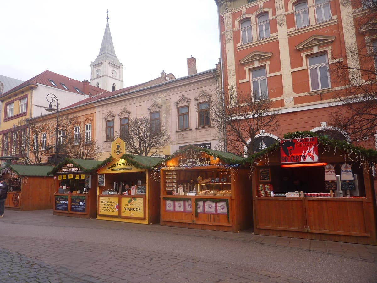 Drevené stánky vianočných trhov na Hlavnej ulici v Košiciach cez deň