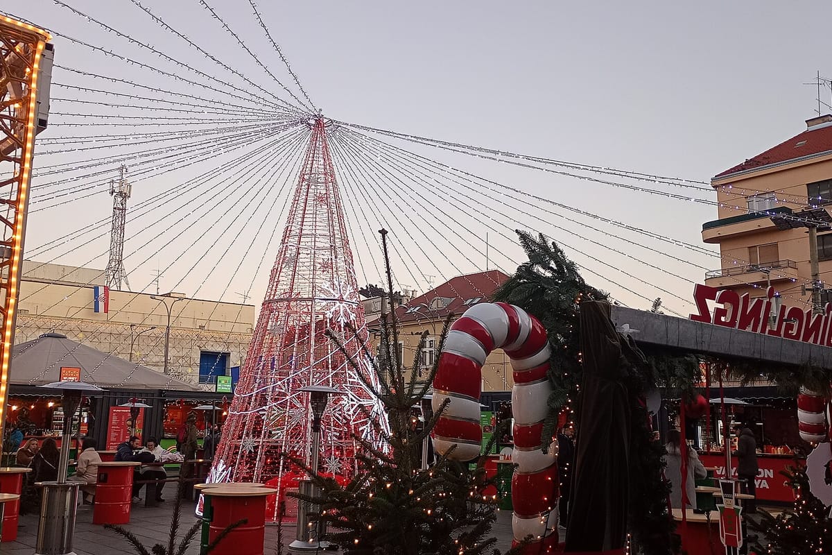 Adventné stánky a svetelný stromček na Trgu Eugena Kvaternika v Záhrebe