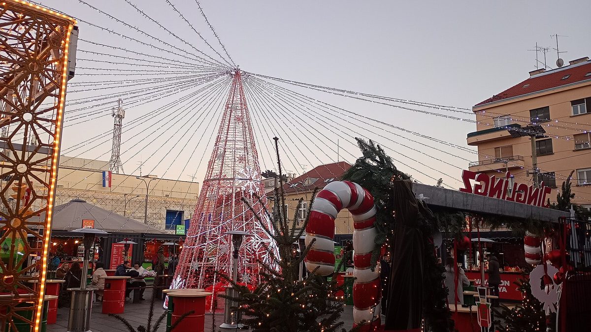 Adventný trh na námestí Eugena Kvaternika v Záhrebe so svetelným stromčekom a stánkami