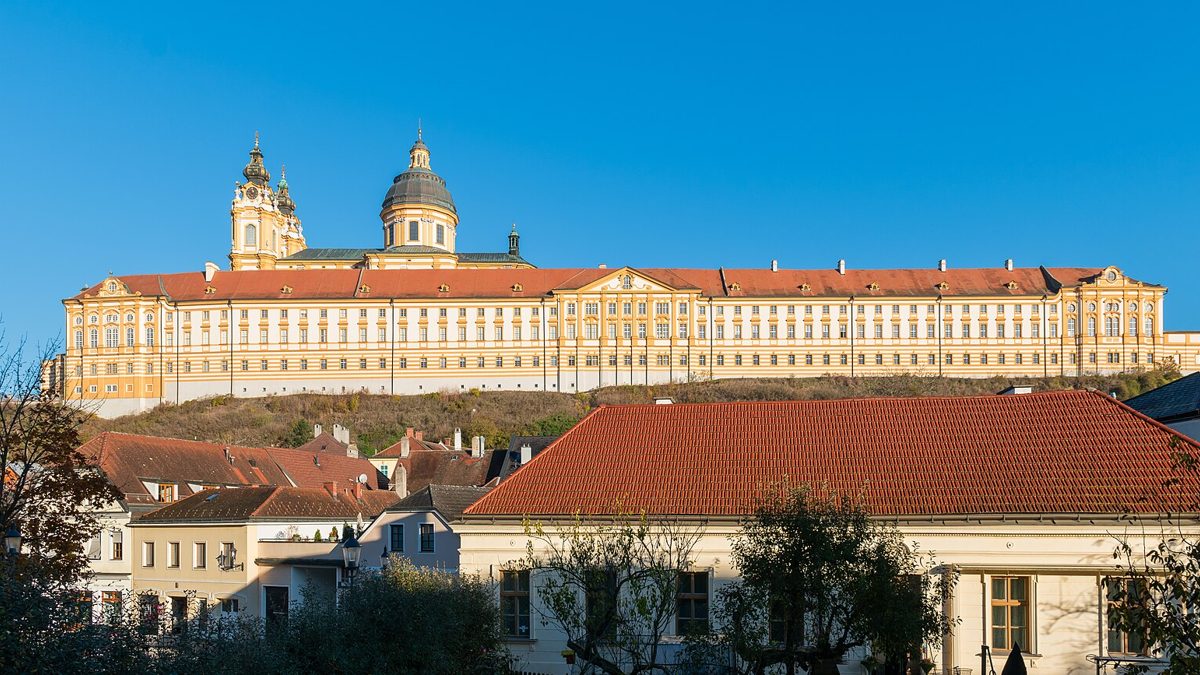 Benediktínsky kláštor Melk na skale nad mestom pri Dunaji za jasného dňa