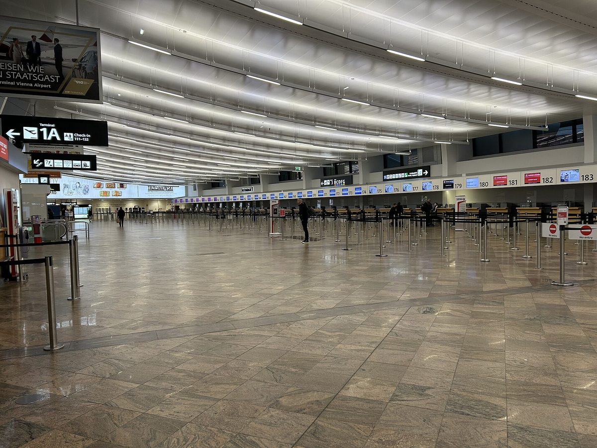 Odletová hala terminálu 1 na letisku Viedeň s prepážkami na odbavenie