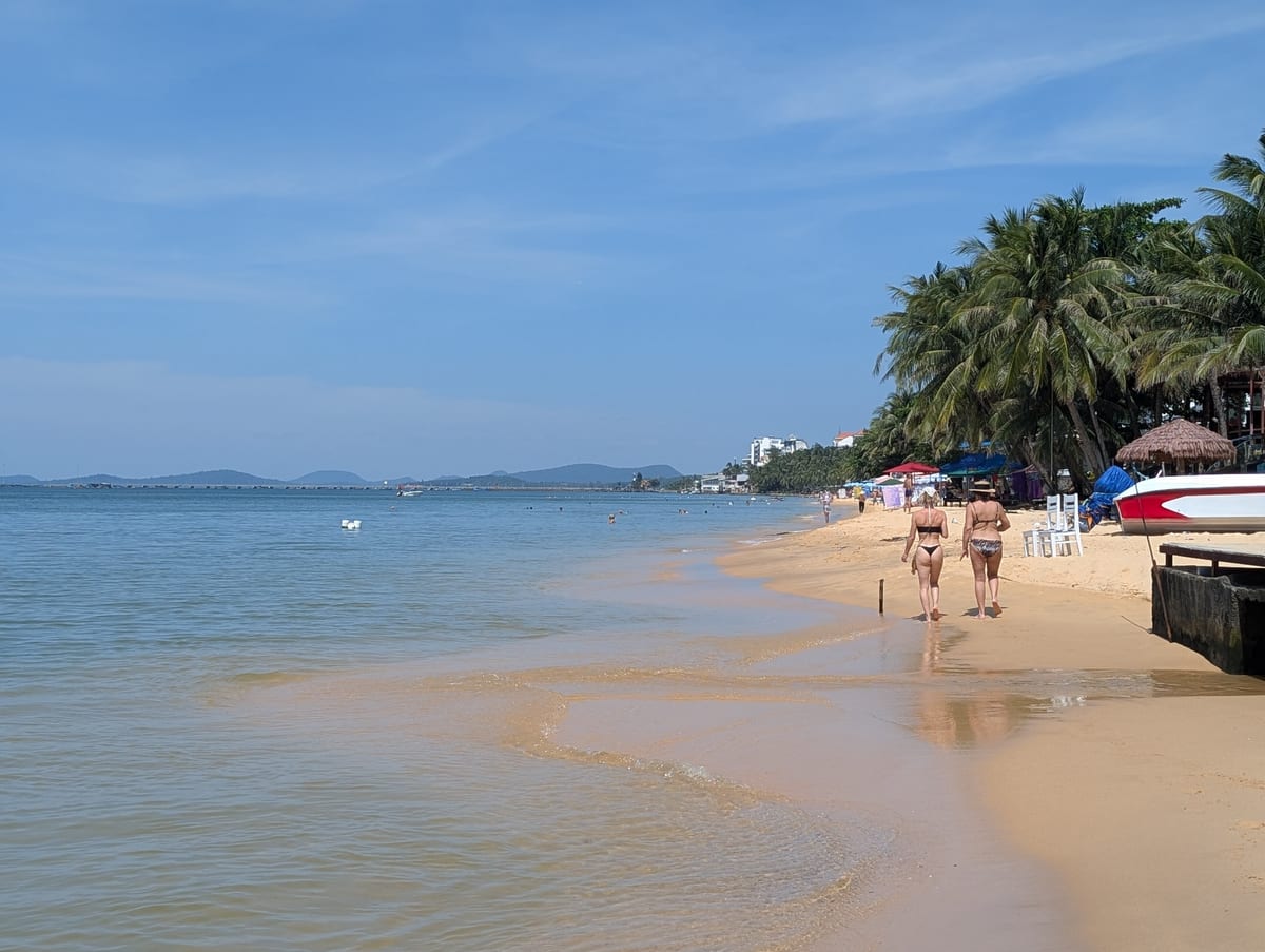 Piesočná pláž s palmami a plytkým morom na ostrove Phu Quoc
