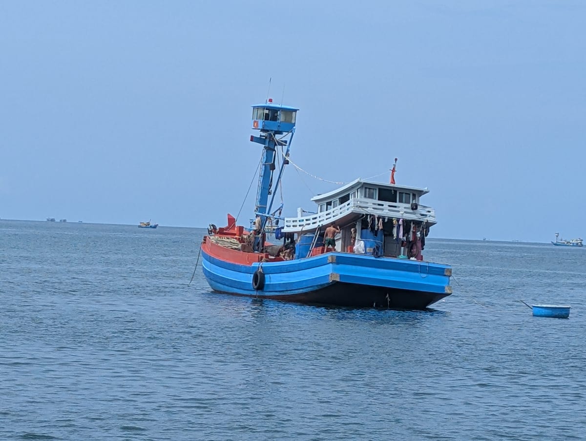 Modrá rybárska loď na mori pred prístavom na ostrove Phu Quoc