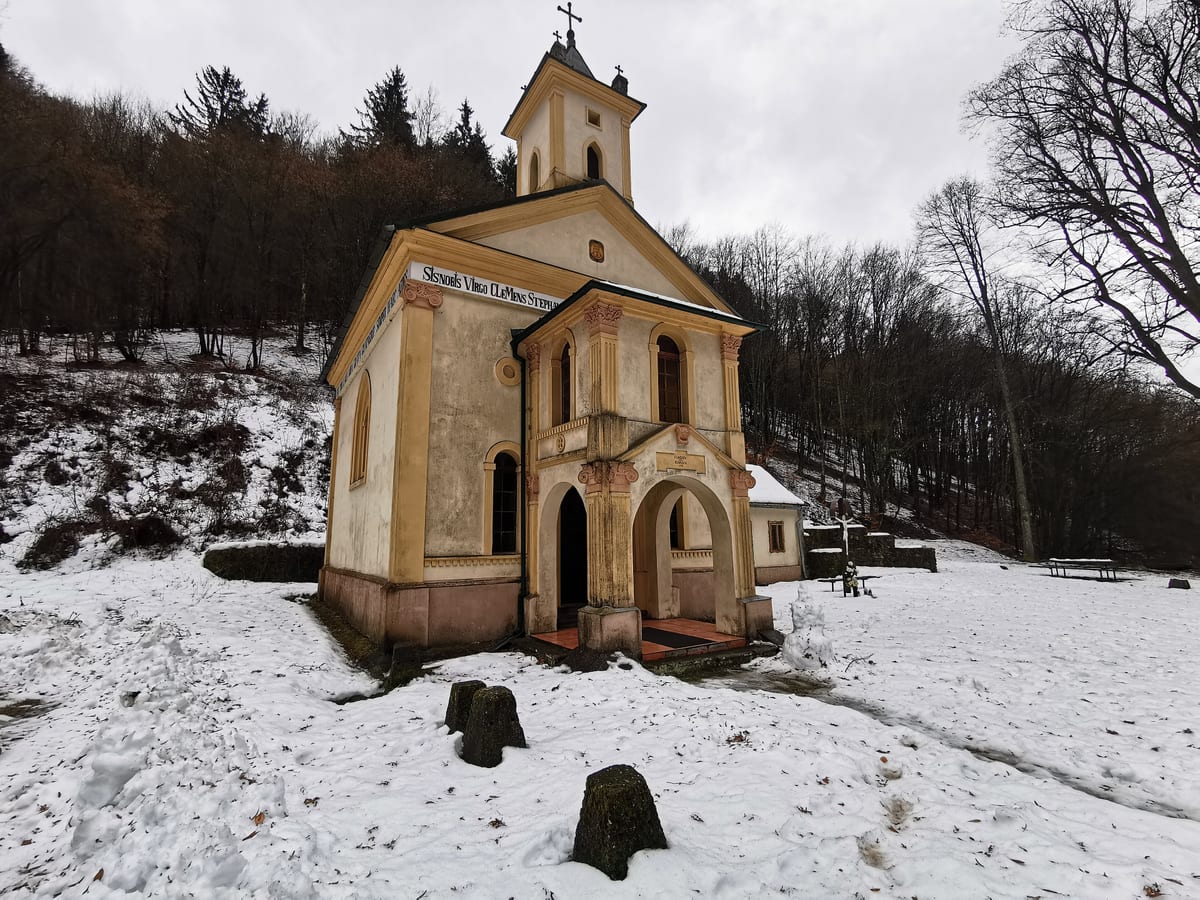 Kaplnka v obci Hodruša-Hámre v Štiavnických vrchoch v zime