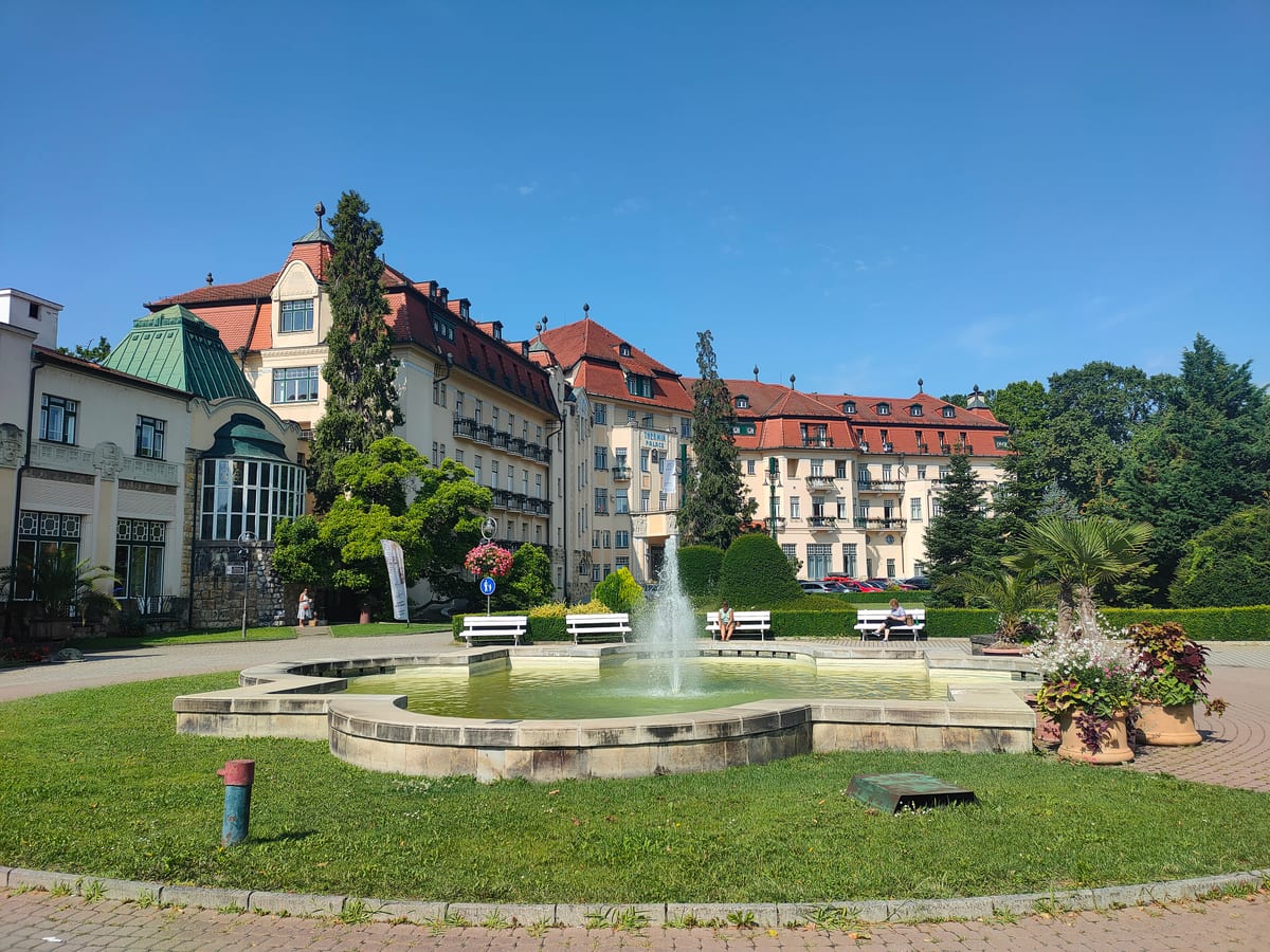 Hotel Thermia Palace v Piešťanoch s fontánou pred vchodom