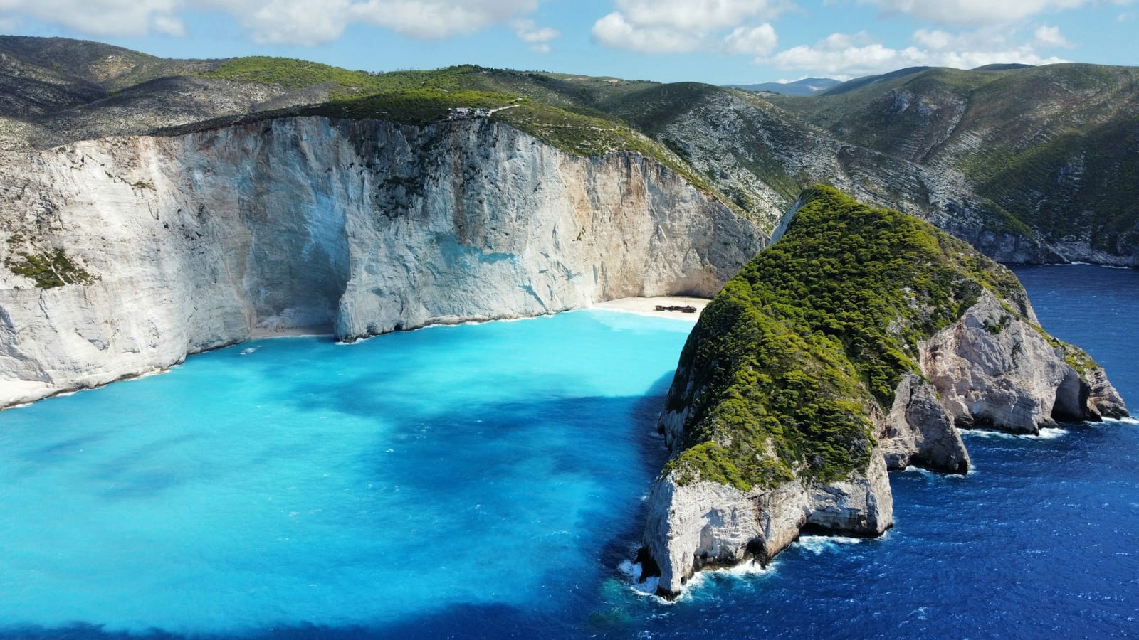 Zátoka Navagio s vrakom lode medzi bielymi útesmi a tyrkysovým morom na západe Zakynthu