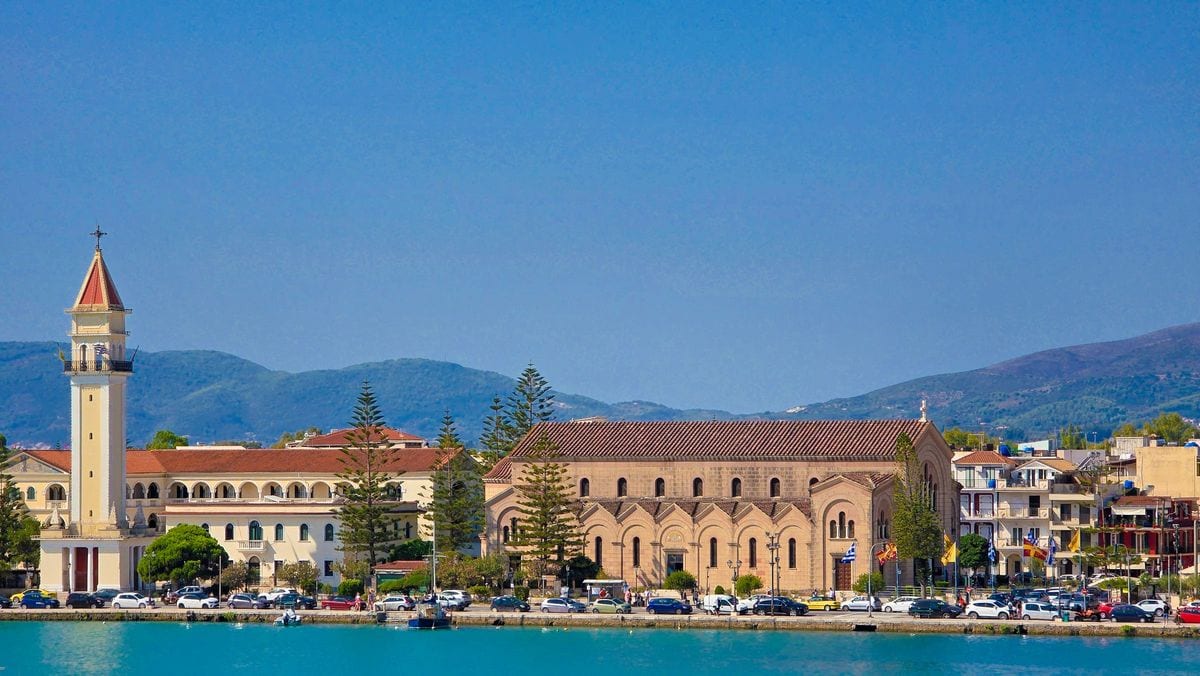 Kostol svätého Dionýza so zvonicou na nábreží mesta Zakynthos