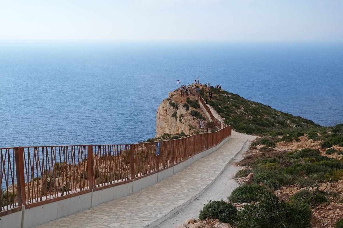 Vyhliadka so zábradlím na útese nad zálivom Navagio